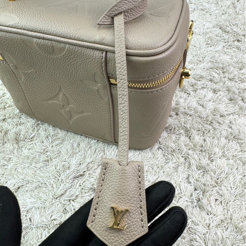 LV  M45608 VANITY PM系列Monogram壓花粒面牛皮手提/斜背包(米灰色）  ⭕️網路參考價$119800元⭕️-13
