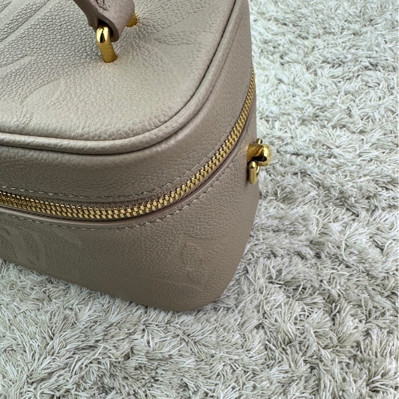 LV  M45608 VANITY PM系列Monogram壓花粒面牛皮手提/斜背包(米灰色）  ⭕️網路參考價$119800元⭕️-14