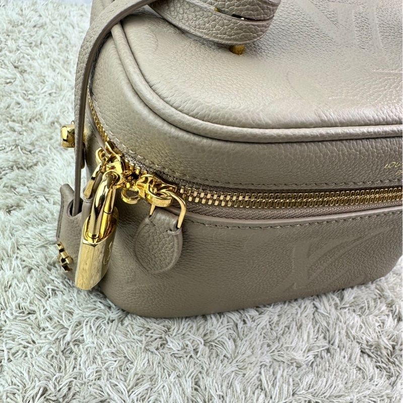LV  M45608 VANITY PM系列Monogram壓花粒面牛皮手提/斜背包(米灰色）  ⭕️網路參考價$119800元⭕️-15