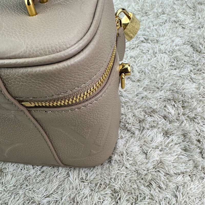LV  M45608 VANITY PM系列Monogram壓花粒面牛皮手提/斜背包(米灰色）  ⭕️網路參考價$119800元⭕️-16
