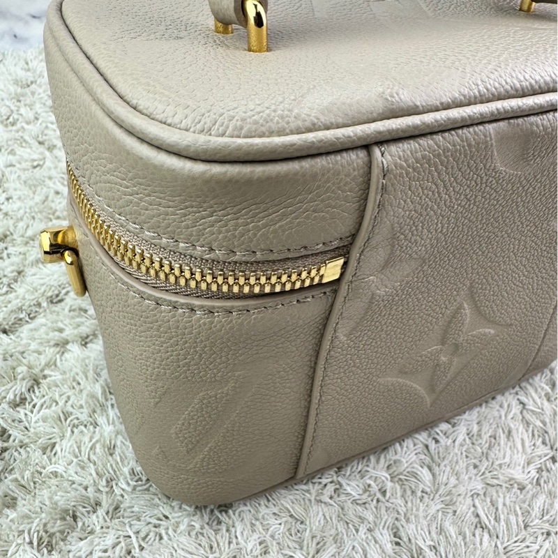 LV  M45608 VANITY PM系列Monogram壓花粒面牛皮手提/斜背包(米灰色）  ⭕️網路參考價$119800元⭕️-17