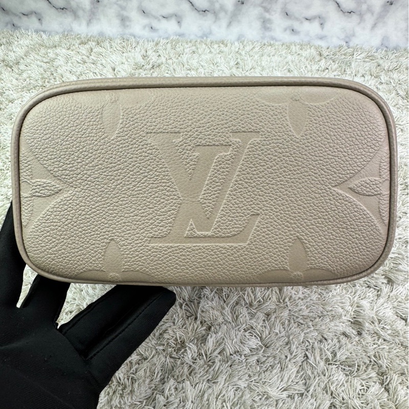 LV  M45608 VANITY PM系列Monogram壓花粒面牛皮手提/斜背包(米灰色）  ⭕️網路參考價$119800元⭕️-22