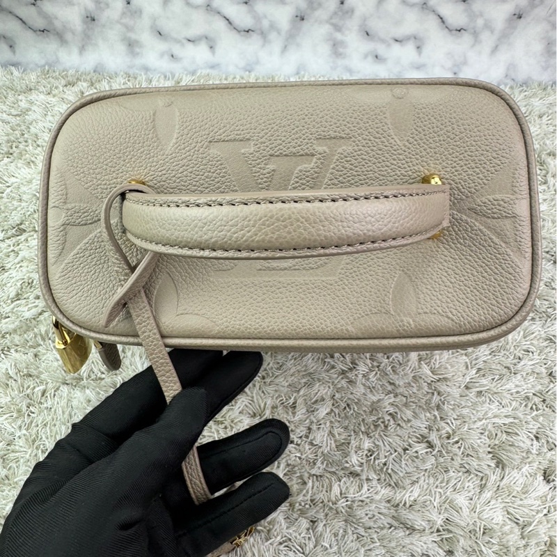 LV  M45608 VANITY PM系列Monogram壓花粒面牛皮手提/斜背包(米灰色）  ⭕️網路參考價$119800元⭕️-23