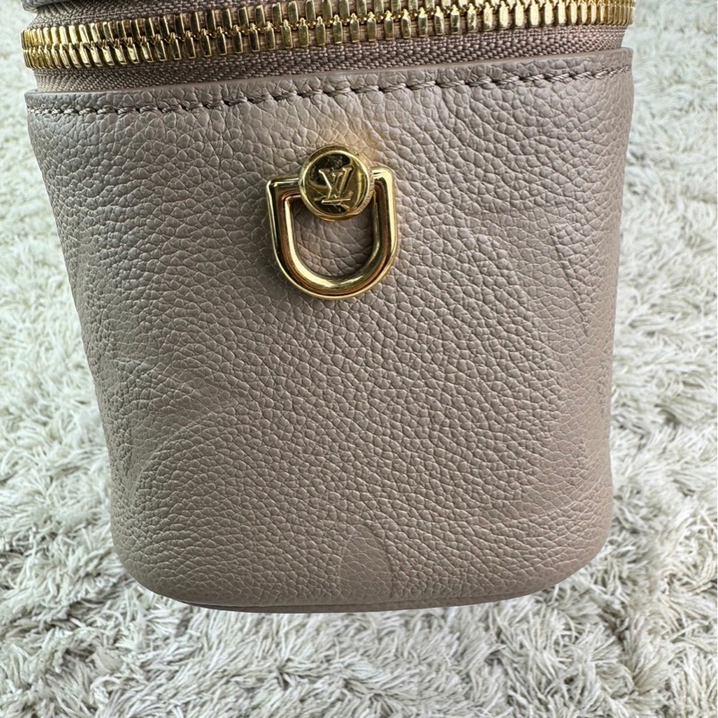 LV  M45608 VANITY PM系列Monogram壓花粒面牛皮手提/斜背包(米灰色）  ⭕️網路參考價$119800元⭕️-24