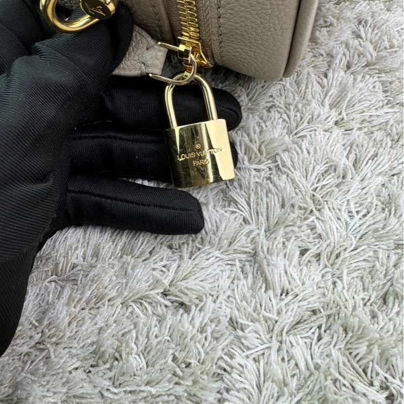 LV  M45608 VANITY PM系列Monogram壓花粒面牛皮手提/斜背包(米灰色）  ⭕️網路參考價$119800元⭕️-27