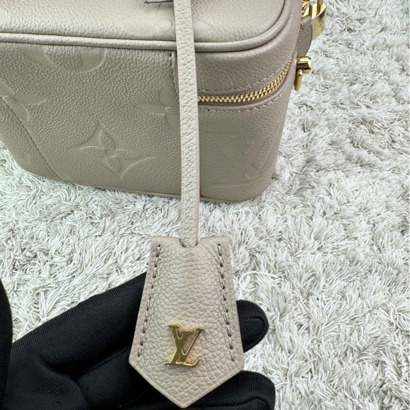 LV  M45608 VANITY PM系列Monogram壓花粒面牛皮手提/斜背包(米灰色）  ⭕️網路參考價$119800元⭕️-28