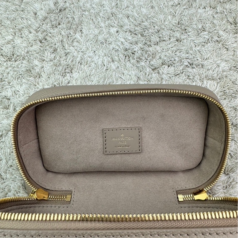 LV  M45608 VANITY PM系列Monogram壓花粒面牛皮手提/斜背包(米灰色）  ⭕️網路參考價$119800元⭕️-30