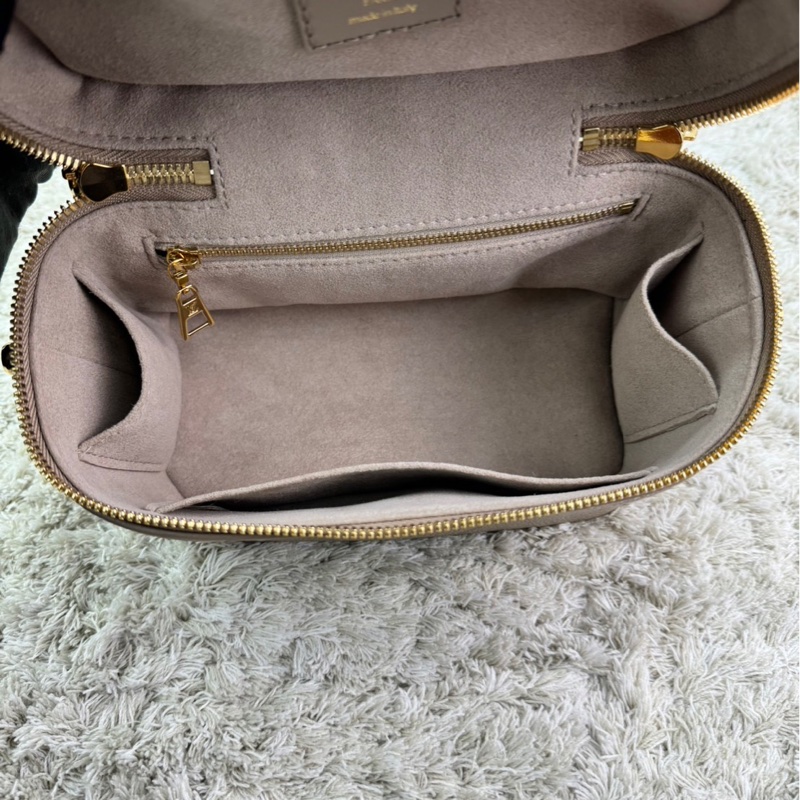LV  M45608 VANITY PM系列Monogram壓花粒面牛皮手提/斜背包(米灰色）  ⭕️網路參考價$119800元⭕️-31