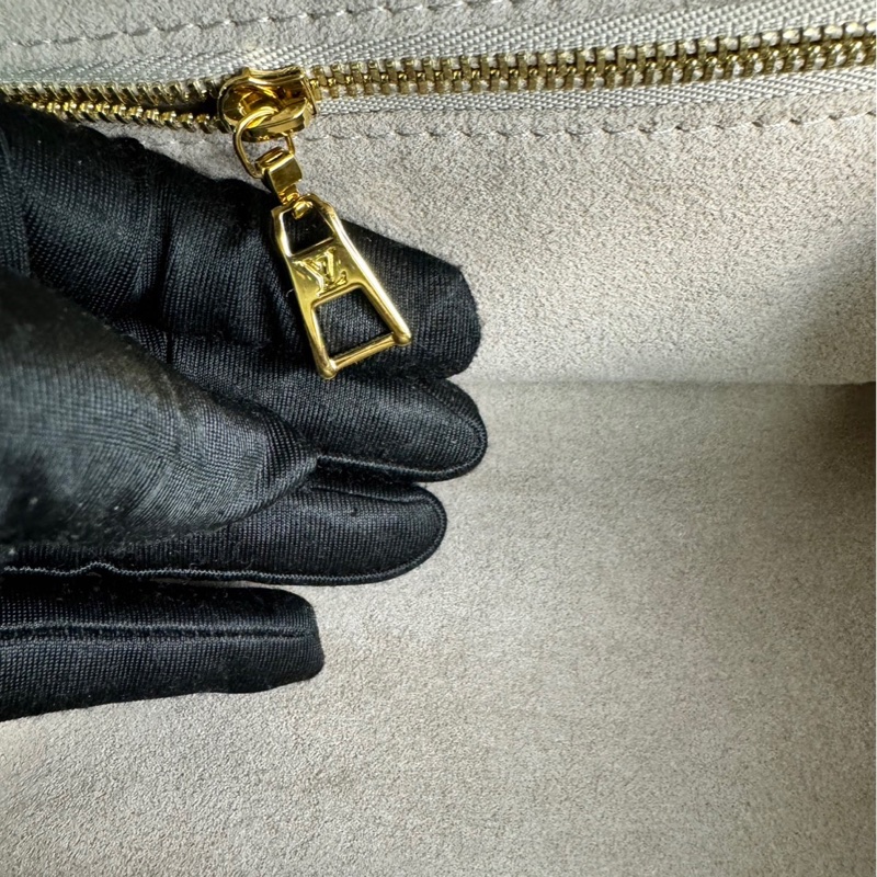 LV  M45608 VANITY PM系列Monogram壓花粒面牛皮手提/斜背包(米灰色）  ⭕️網路參考價$119800元⭕️-33