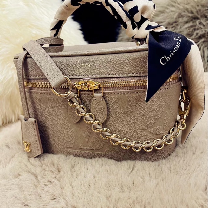 LV  M45608 VANITY PM系列Monogram壓花粒面牛皮手提/斜背包(米灰色）  ⭕️網路參考價$119800元⭕️-38