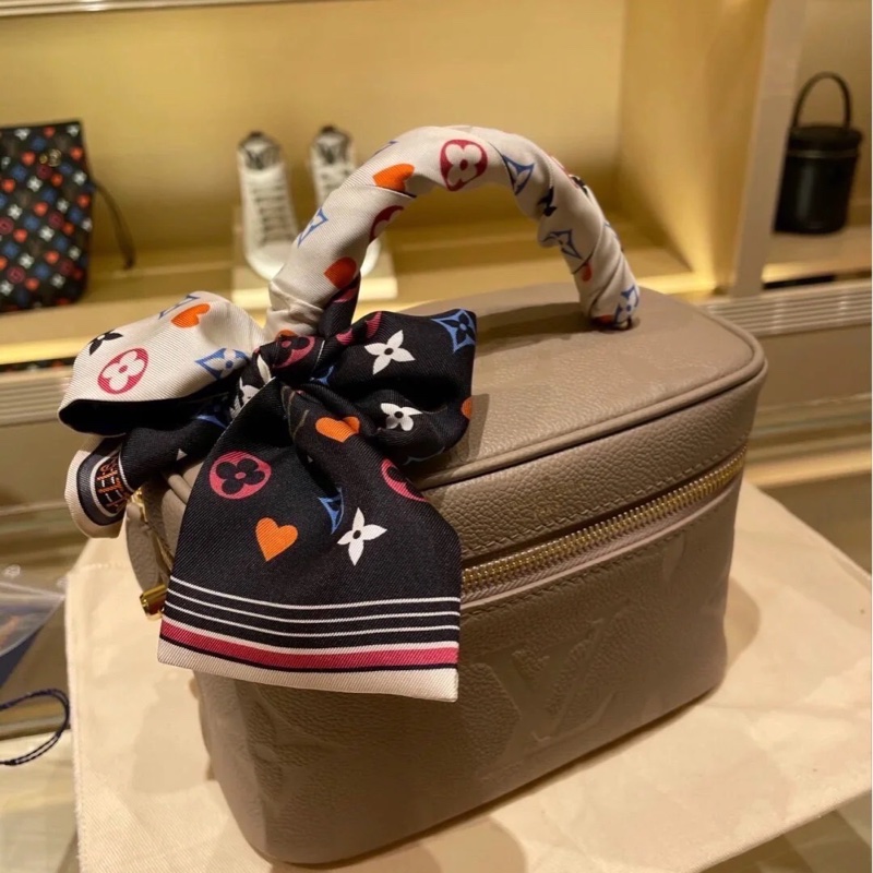 LV  M45608 VANITY PM系列Monogram壓花粒面牛皮手提/斜背包(米灰色）  ⭕️網路參考價$119800元⭕️-39