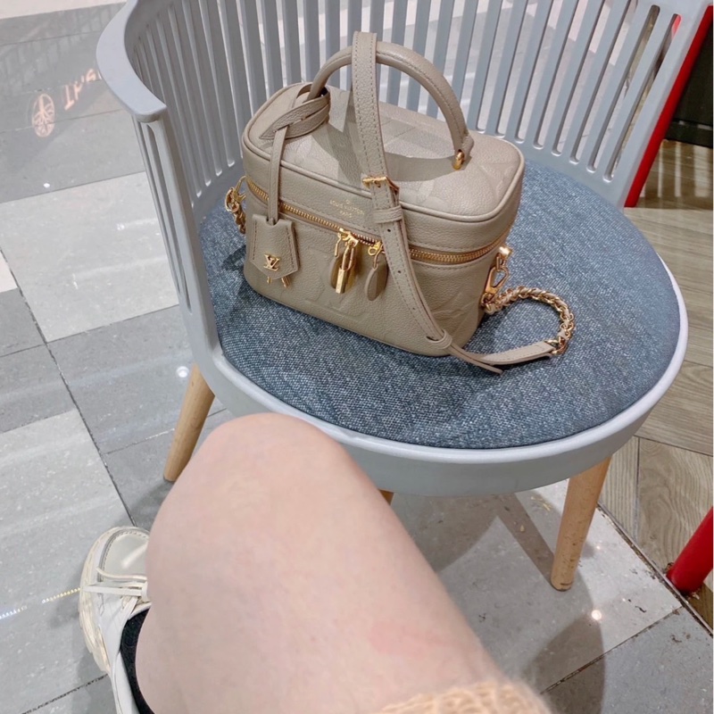 LV  M45608 VANITY PM系列Monogram壓花粒面牛皮手提/斜背包(米灰色）  ⭕️網路參考價$119800元⭕️-41