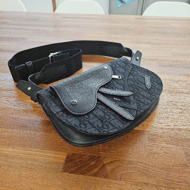 DIOR 黑老花馬鞍胸包-1