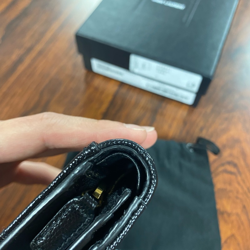 YSL 黑金魚子醬皮扣式短夾-4