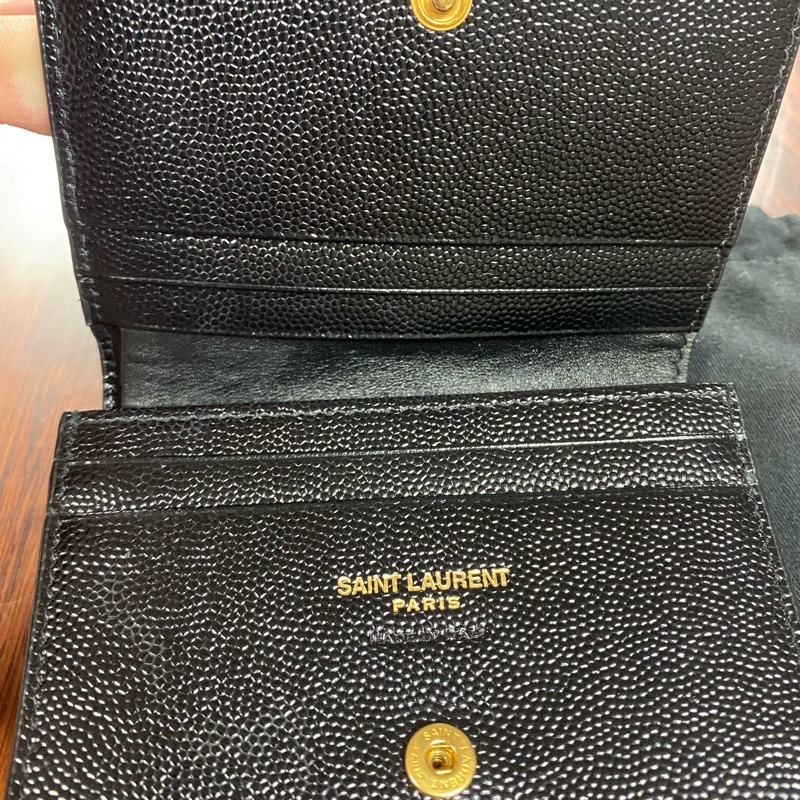 YSL 黑金魚子醬皮扣式短夾-6