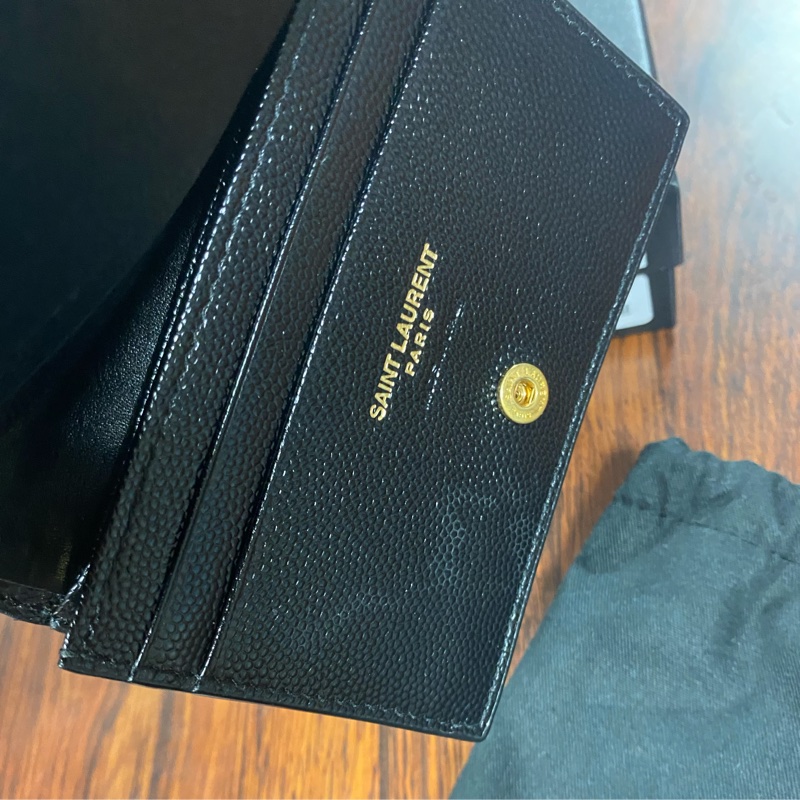 YSL 黑金魚子醬皮扣式短夾-9