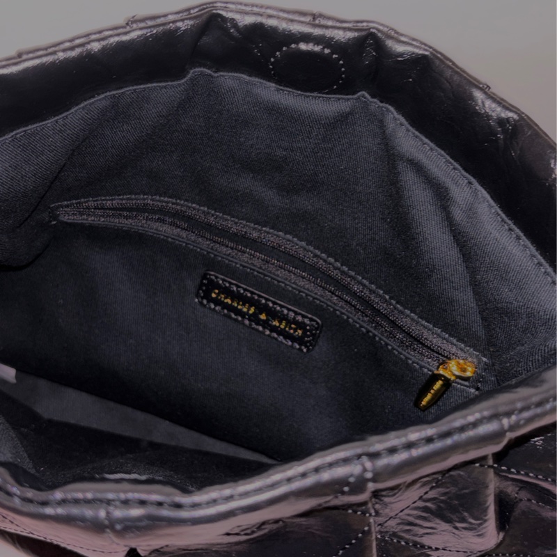 小ck 流浪包（L)正品！！！附小化妝包 還有背帶-9