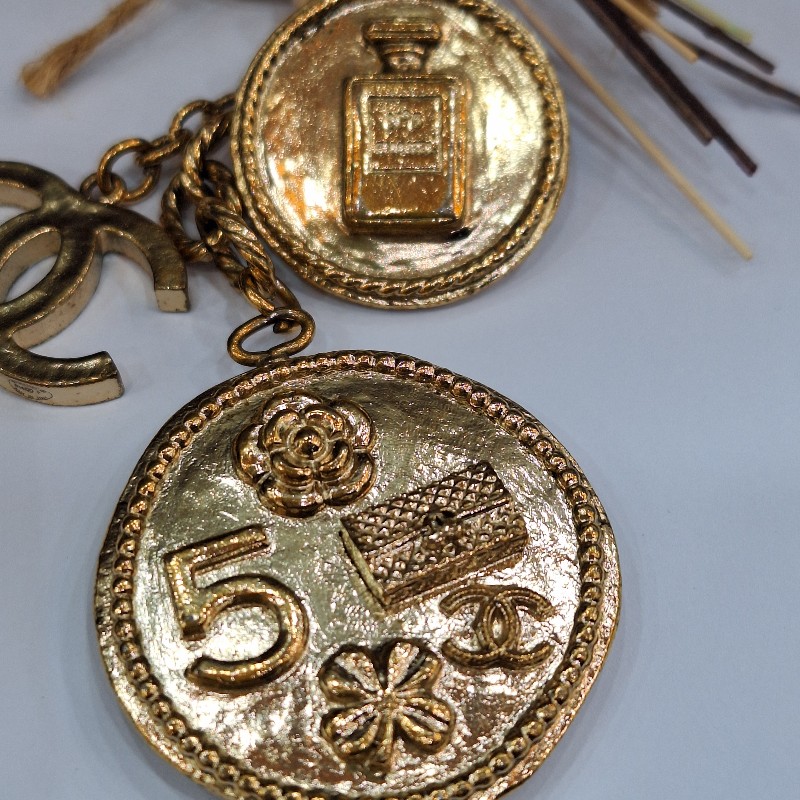 CHANEL COCO 100 雙C 金屬金幣香水山茶花幸運草包包5 吊飾掛飾鑰匙圈-4