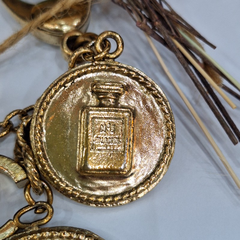 CHANEL COCO 100 雙C 金屬金幣香水山茶花幸運草包包5 吊飾掛飾鑰匙圈-5