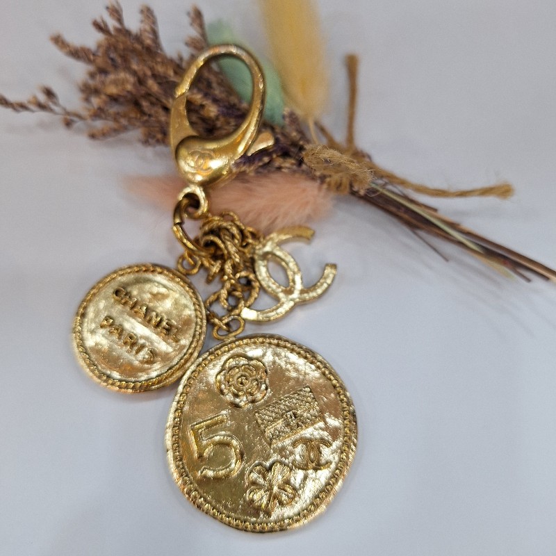 CHANEL COCO 100 雙C 金屬金幣香水山茶花幸運草包包5 吊飾掛飾鑰匙圈-6