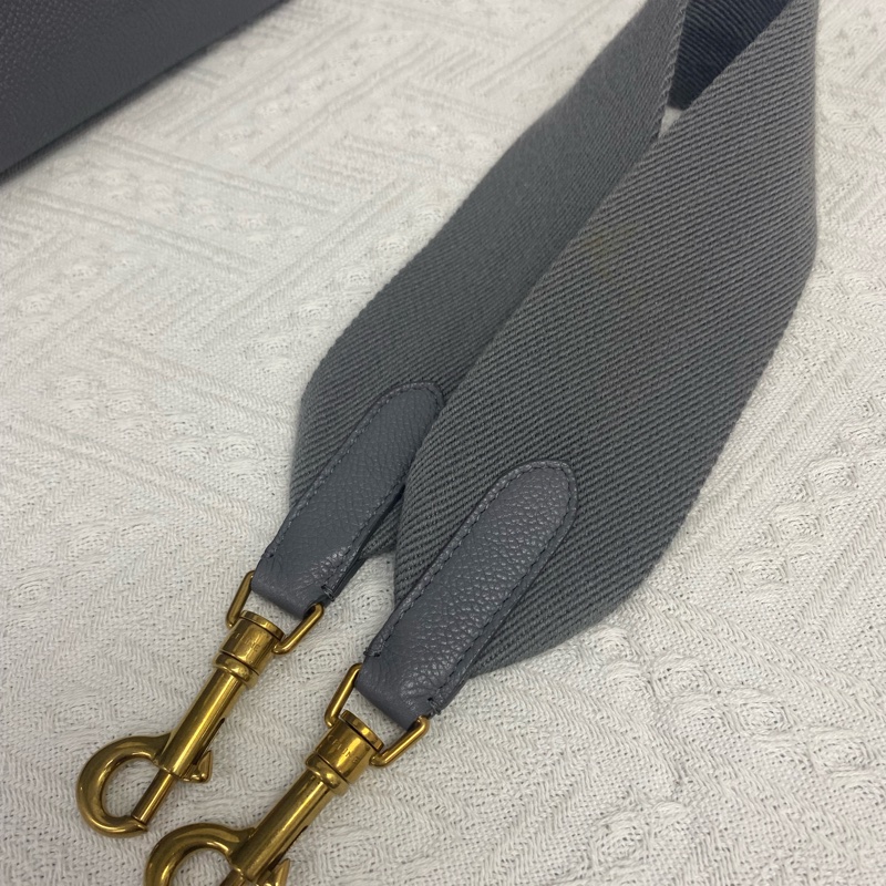 Celine SANGLE BUCKET牛皮革柔軟粒面桶包-16