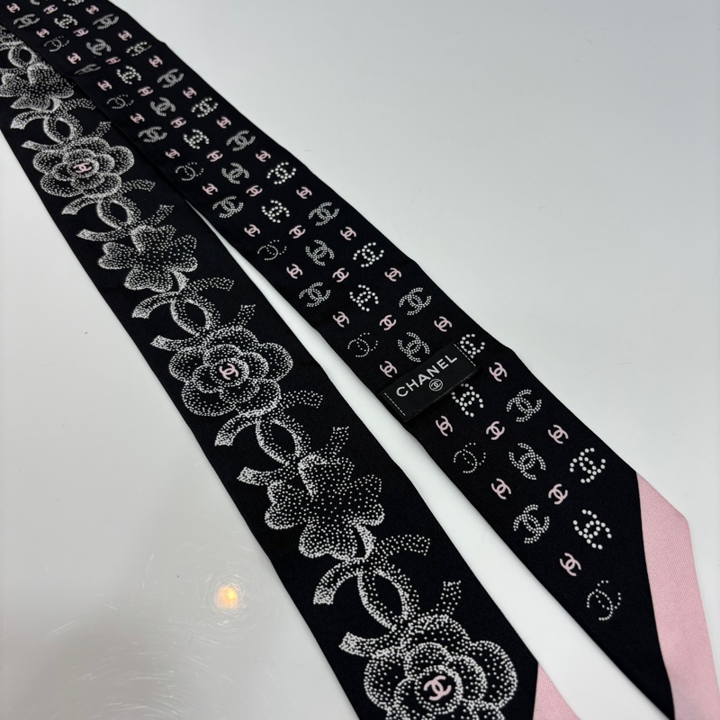 Chanel黑白粉配色山茶花 幸運草 雙C logo絲巾twilly-5
