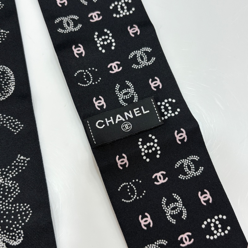 Chanel黑白粉配色山茶花 幸運草 雙C logo絲巾twilly-7