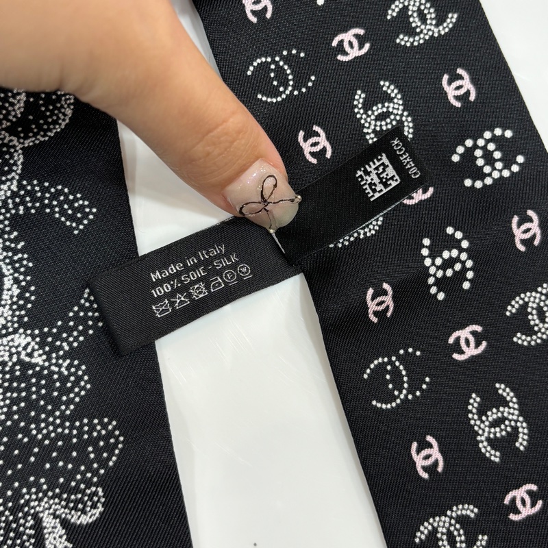 Chanel黑白粉配色山茶花 幸運草 雙C logo絲巾twilly-9