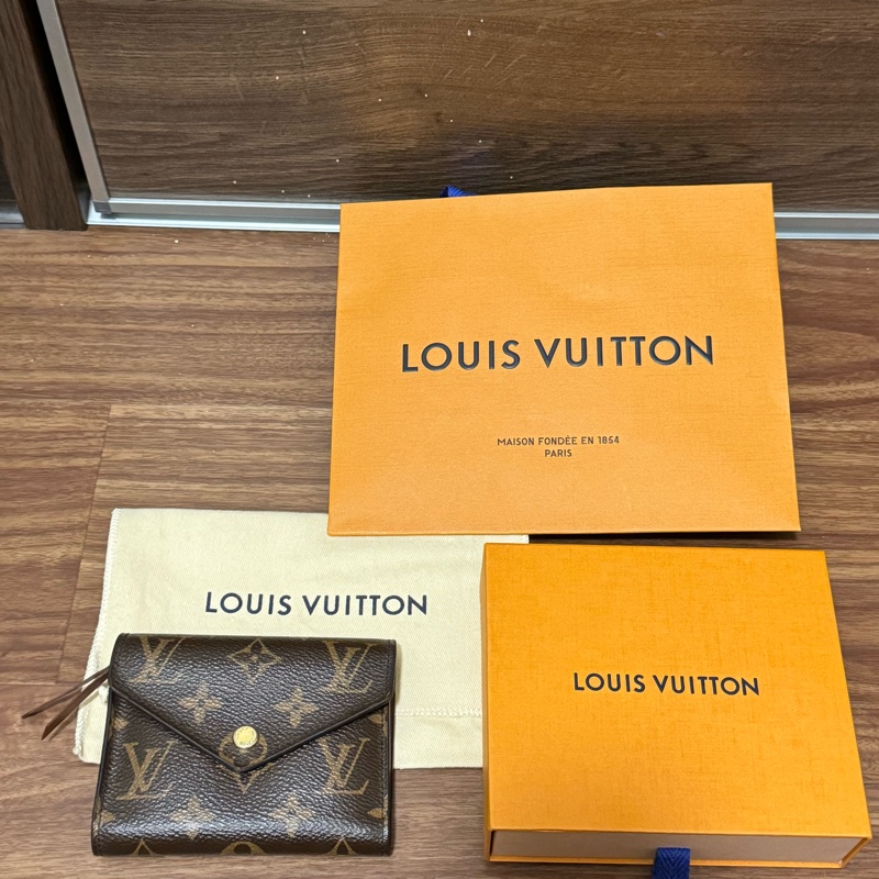 LV經典Victorine 錢包 短夾(金釦/Monogram色)-0