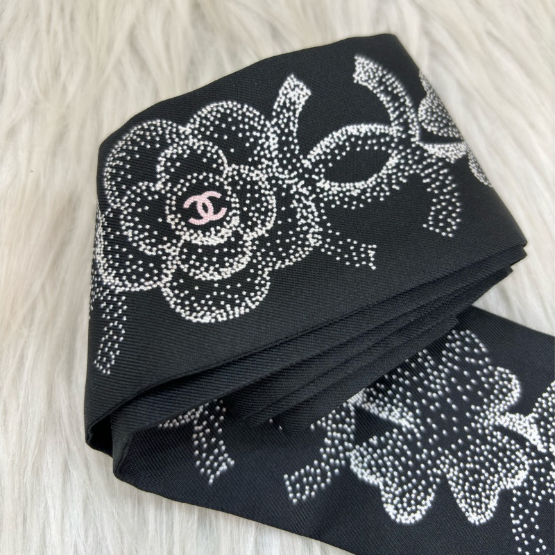 CHANEL LOGO TWILLY 雙C山茶花 幸運草 四葉草 黑色 粉紅色 白色 絲巾 頭巾綁巾 領巾 圍巾-8