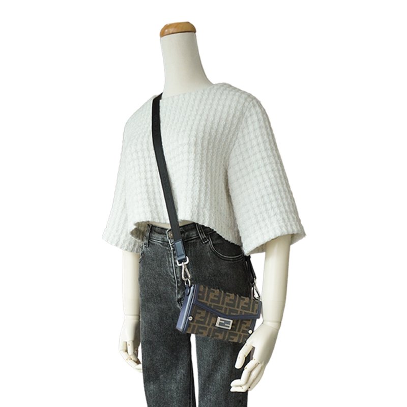 Fendi Mini Soft Trunk Baguette 帆布斜背手機包(7AS139-深藍/棕)-5