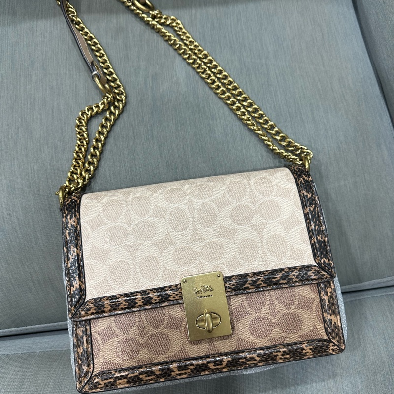 COACH HUTTON經典 SIGNATURE塗層帆布印花與蛇皮細節拼接肩揹包-1