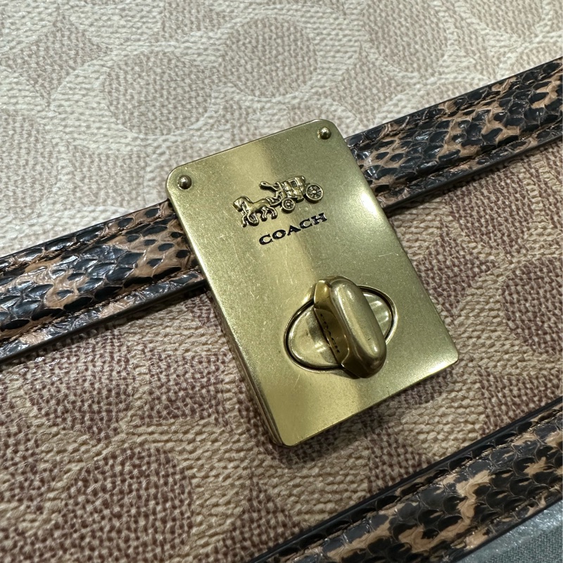 COACH HUTTON經典 SIGNATURE塗層帆布印花與蛇皮細節拼接肩揹包-2
