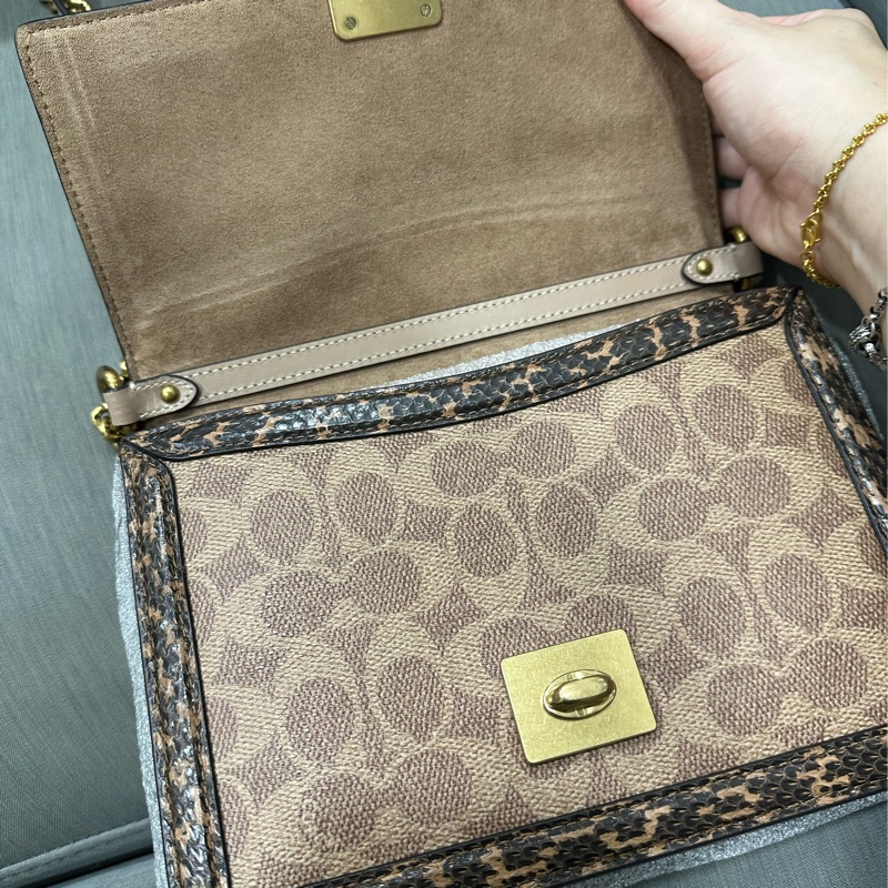 COACH HUTTON經典 SIGNATURE塗層帆布印花與蛇皮細節拼接肩揹包-3
