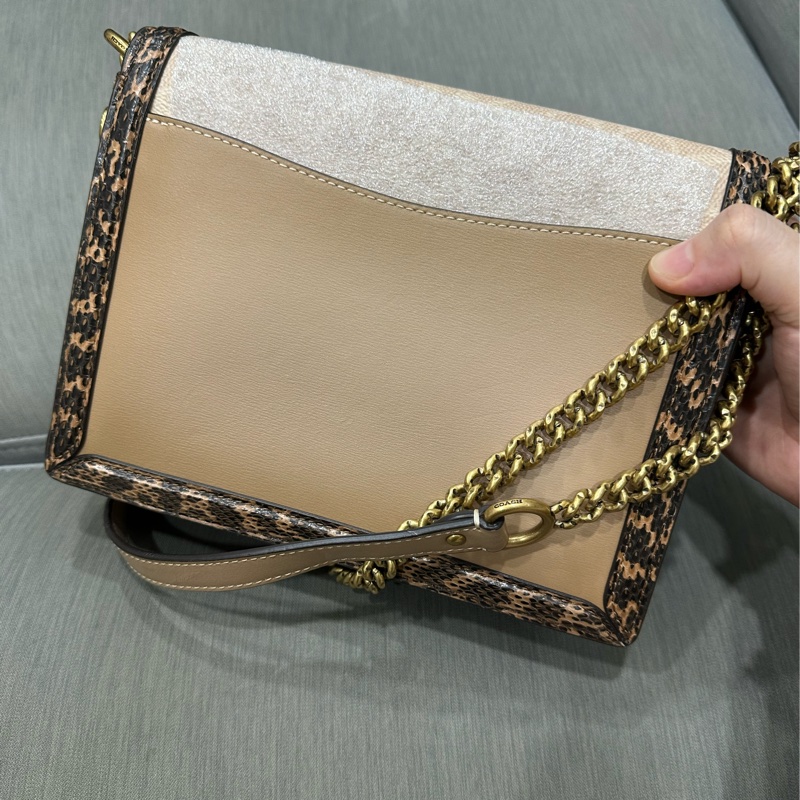 COACH HUTTON經典 SIGNATURE塗層帆布印花與蛇皮細節拼接肩揹包-4