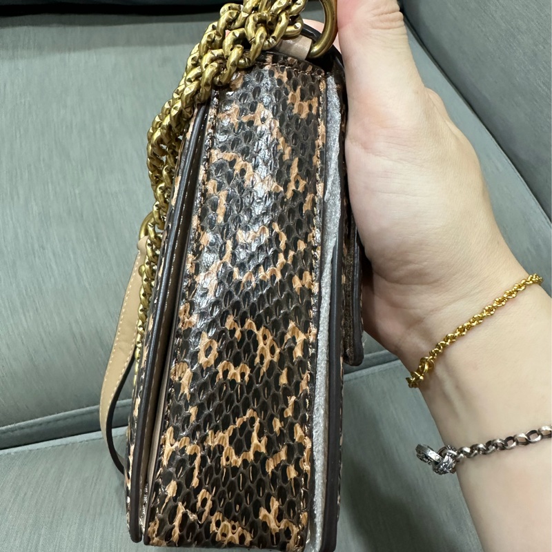 COACH HUTTON經典 SIGNATURE塗層帆布印花與蛇皮細節拼接肩揹包-6