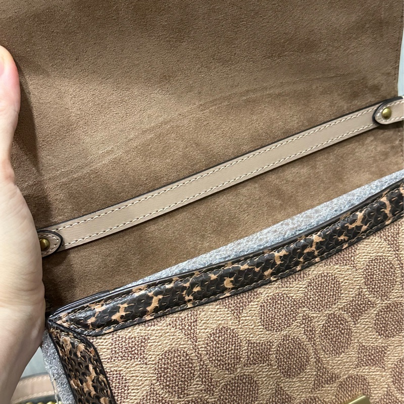 COACH HUTTON經典 SIGNATURE塗層帆布印花與蛇皮細節拼接肩揹包-8