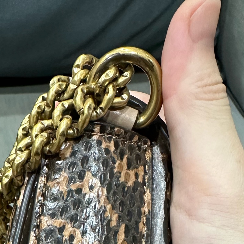 COACH HUTTON經典 SIGNATURE塗層帆布印花與蛇皮細節拼接肩揹包-10