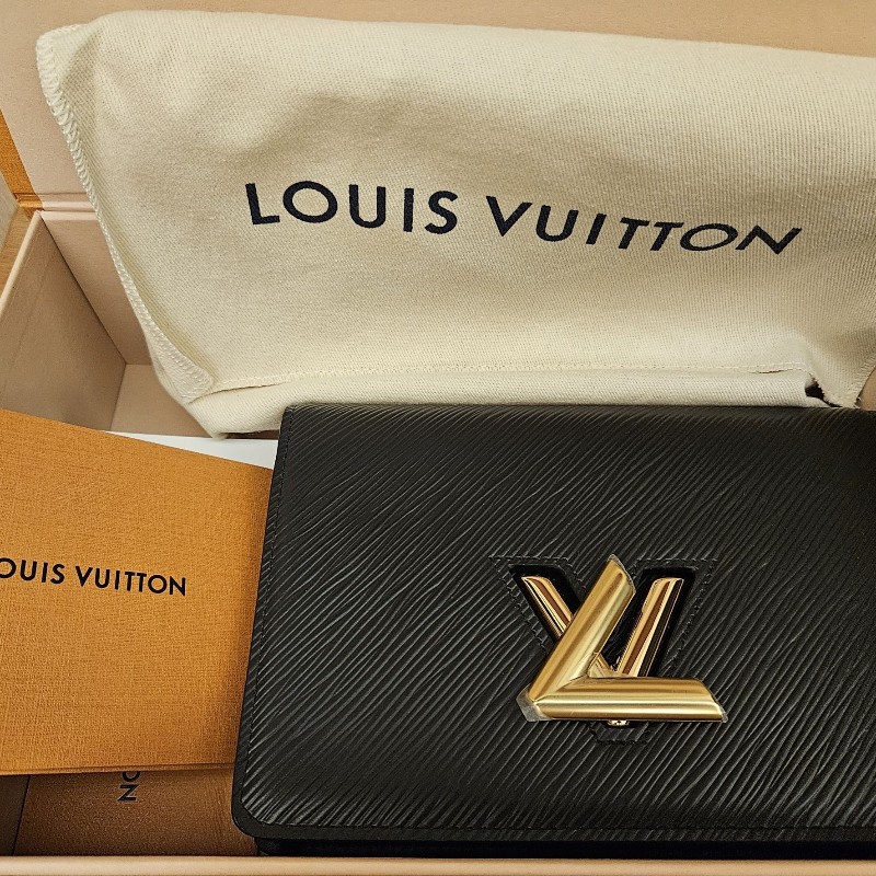 *全新品*LV櫃上在售款水波紋牛皮黑色銀扣WOC包*全新品*-1