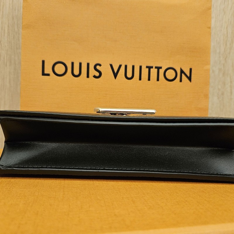 *全新品*LV櫃上在售款水波紋牛皮黑色銀扣WOC包*全新品*-4