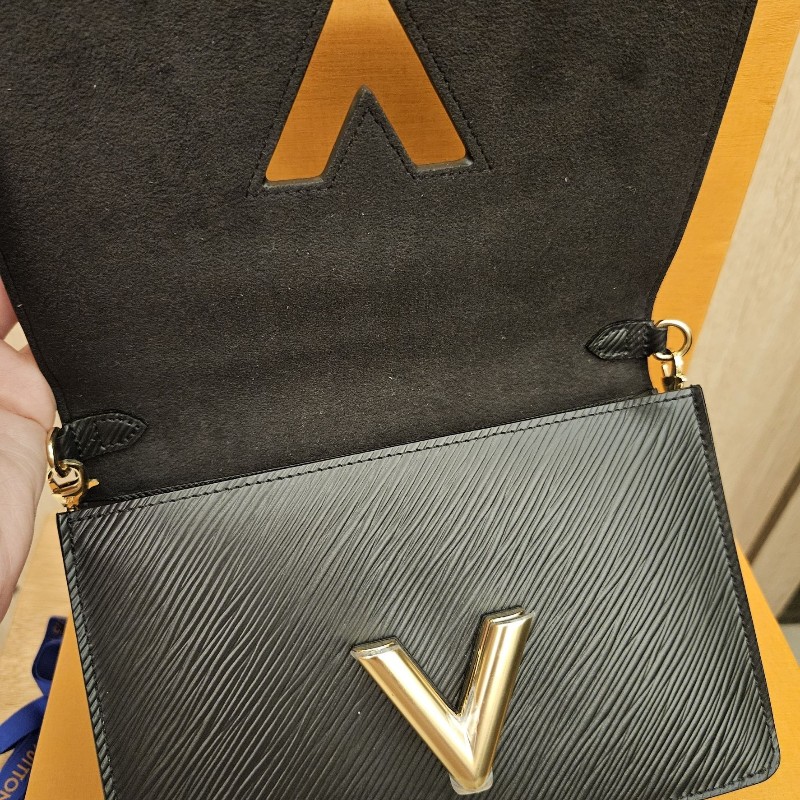 *全新品*LV櫃上在售款水波紋牛皮黑色銀扣WOC包*全新品*-8