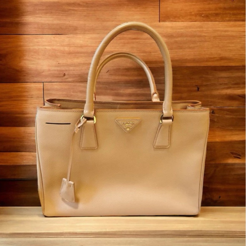 出國可用 保證真品 PRADA 殺手包 大款 PRADA SAFFIANO LUX 防刮牛皮兩用殺手包 裸粉色-0