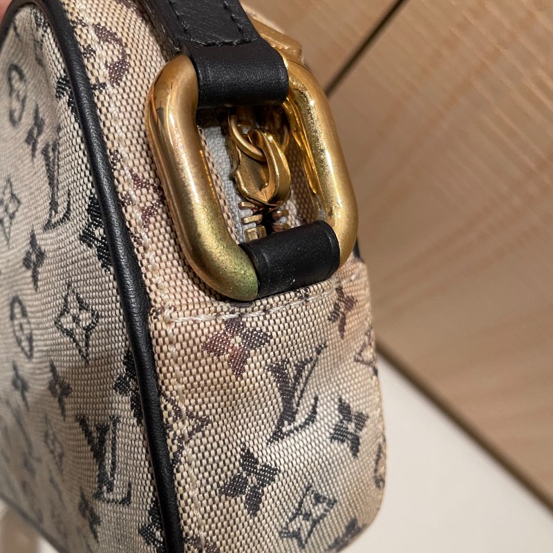 LV牛仔老花側背包-5