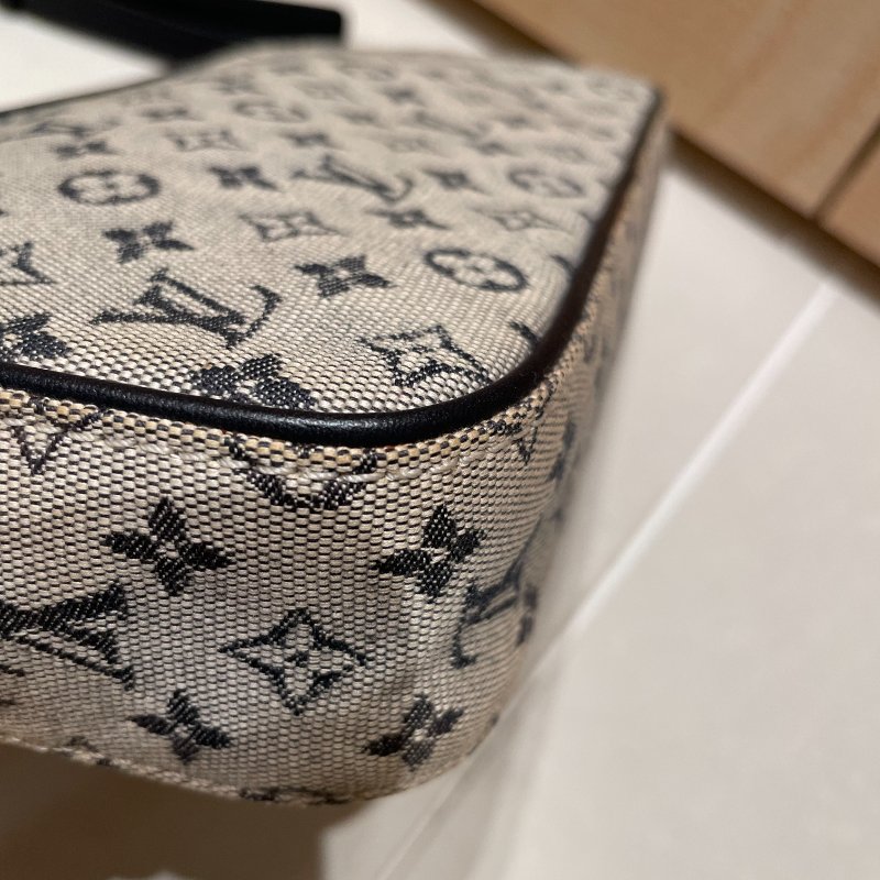 LV牛仔老花側背包-7