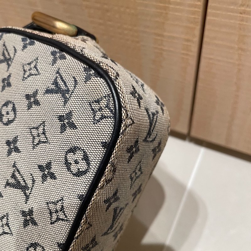 LV牛仔老花側背包-8