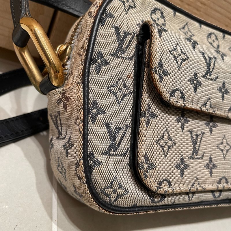 LV牛仔老花側背包-10