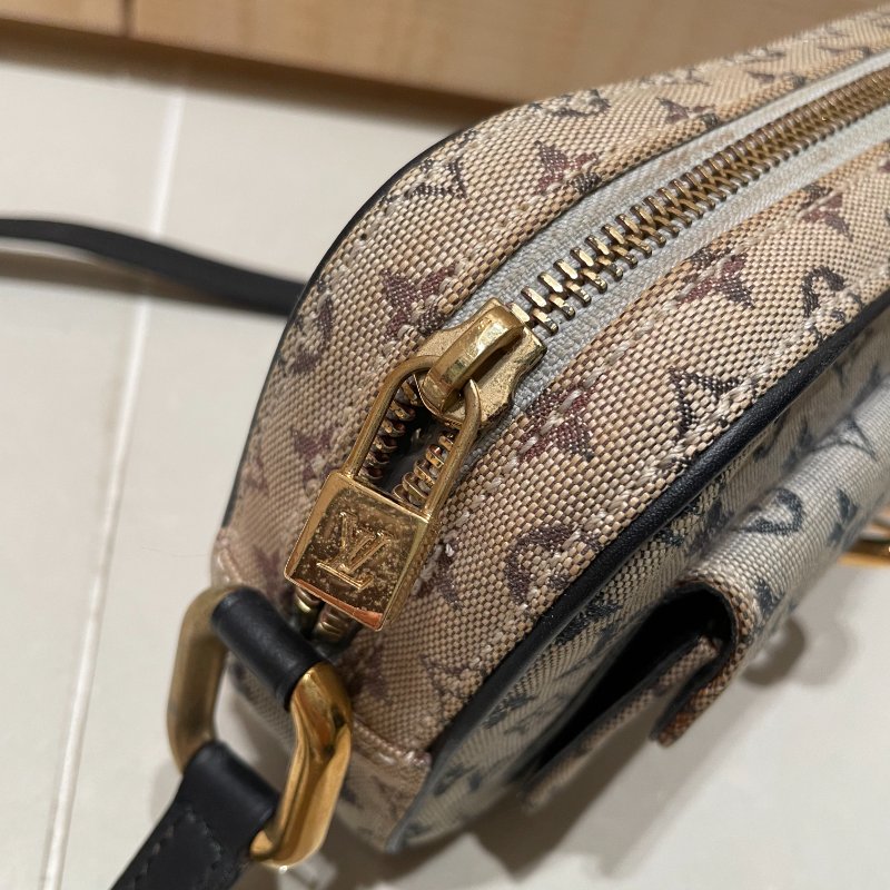 LV牛仔老花側背包-11