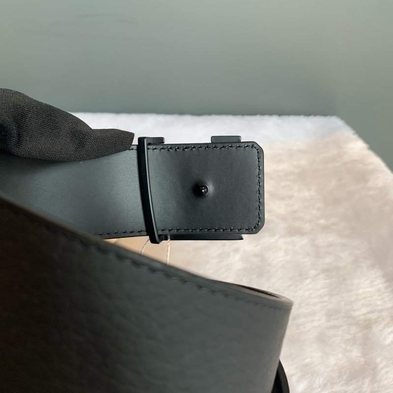 Louis Vuitton Initials 啞光標誌牛皮雙面可用皮帶 85cm (黑色) M0424-2