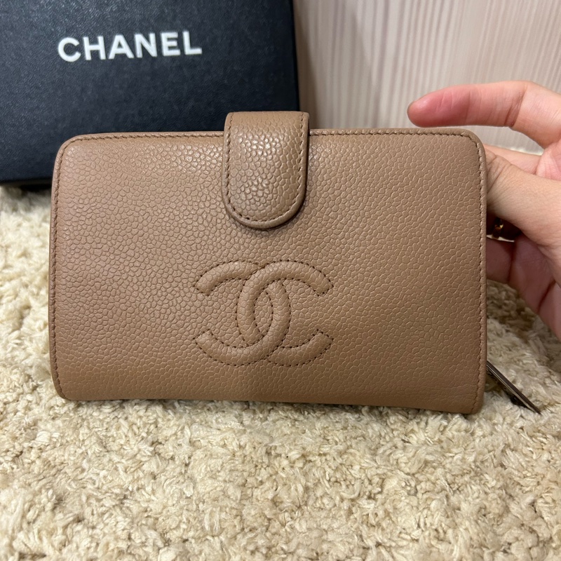 chanel 雙C奶茶荔枝牛皮扣式中夾 含零錢包-1