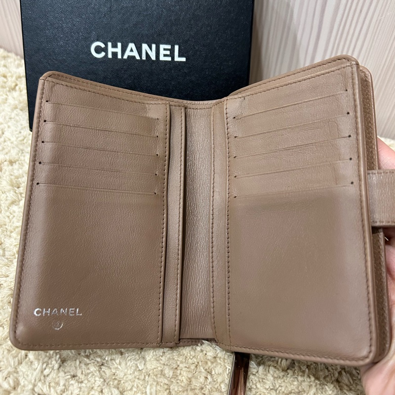 chanel 雙C奶茶荔枝牛皮扣式中夾 含零錢包-6